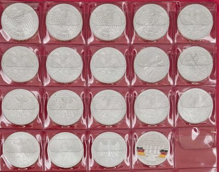 Large collection of coins and commemorative coins 