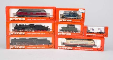 6 locomotives et un wagon de train miniature à l'é