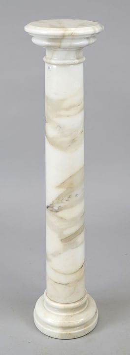 Colonna, XX secolo, marmo bianco. Fusto liscio su 