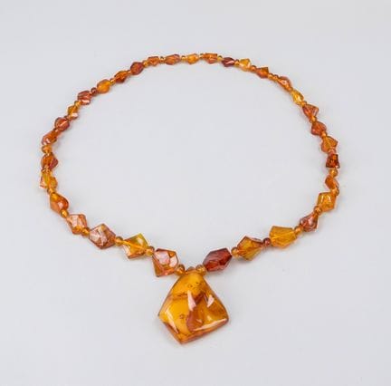 Grand collier en ambre, milieu du XXe siècle, comp
