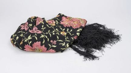 Gran mantón de seda, España, hacia 1930, de crepé 