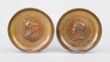2 Wandteller, 19. Jh., Bronze, tlw. braun patinier