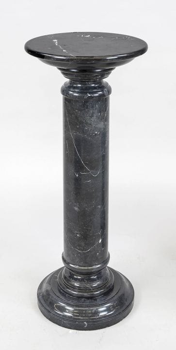 Colonna, XX secolo, marmo nero. Fusto liscio su ba