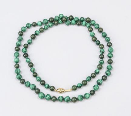 Long collier composé de perles sphériques en malac