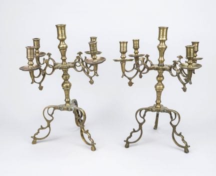 Paire de candélabres, XVIIIe/XIXe siècles, laiton.