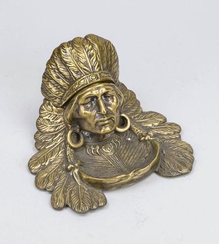 Figürliches Tintenfass, 19./20. Jh., Bronze. Feder