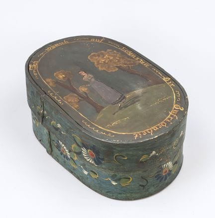 Caja ovalada de viruta, siglo XIX, de madera pinta