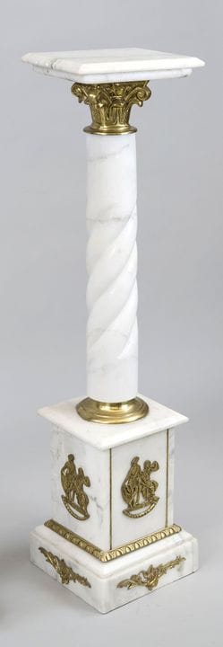 Colonna, XX secolo, marmo bianco con applicazioni 
