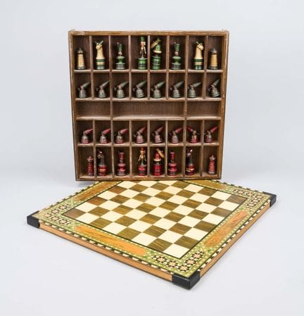 Pièces d'échecs avec échiquier, XXe siècle. Pièces