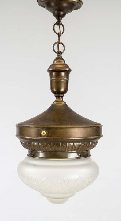 Lustre, début du XXe siècle, laiton. Monture en ba