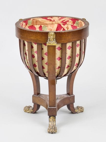Caja para lana, siglo XIX, chapada en caoba. Cesta