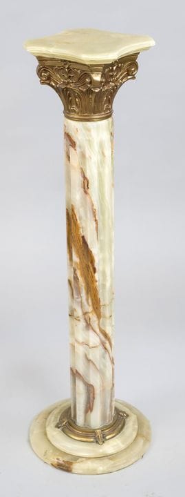 Colonne, XXe siècle, onyx et laiton. Socle profilé