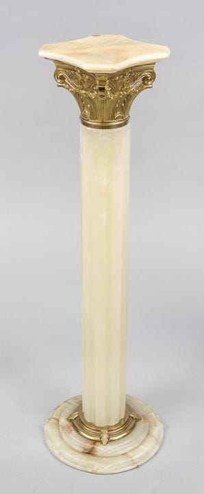 Colonne, XXe siècle, onyx et laiton. Socle profilé