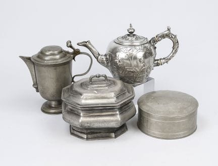 Ensemble d'objets en étain, XIXe/XXe siècles. 1 x 