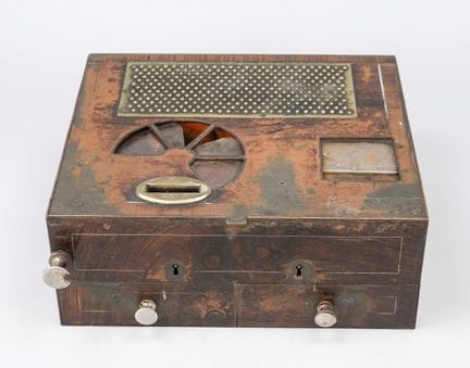 Caisse enregistreuse, vers 1900, corps en fer, laq