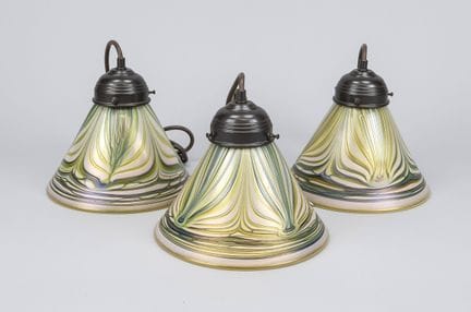 3 suspensions de style Art nouveau, XXIe siècle. A