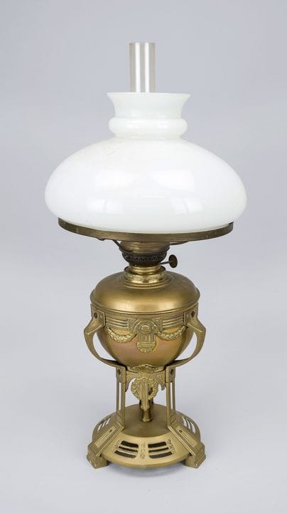 Lampe à pétrole, fin du XIXe siècle, en laiton. Ré