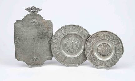 Plaque funéraire et deux assiettes décoratives, XV