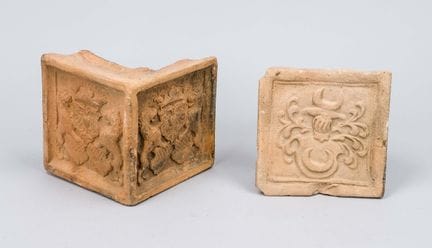 2 azulejos de estufa, siglo XIX o anteriores, terr