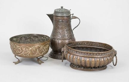 3 pièces en cuivre ancien : jardinière ovale, coup