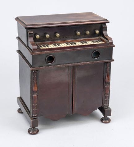 Smoker's set in the form of a miniature piano with