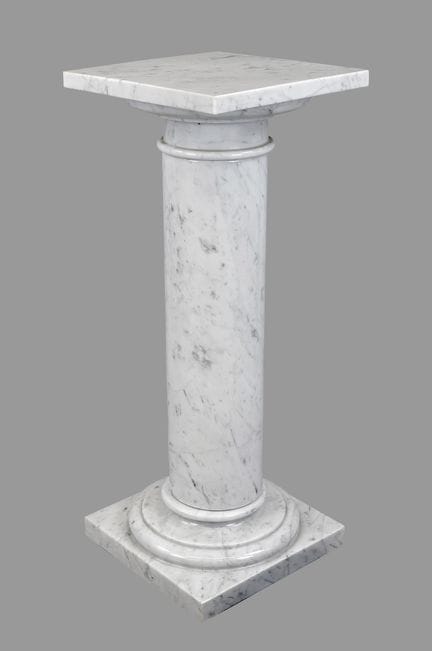 Colonna, XX secolo, marmo bianco. Fusto liscio su 