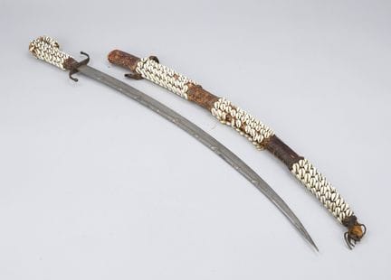 Sciabola con decorazioni in conchiglia di kauri, X
