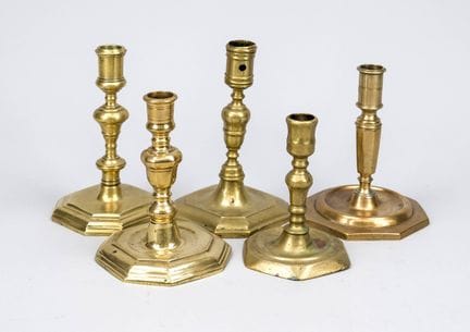 5 chandeliers, XVIIIe/XIXe siècles. Laiton. Formes