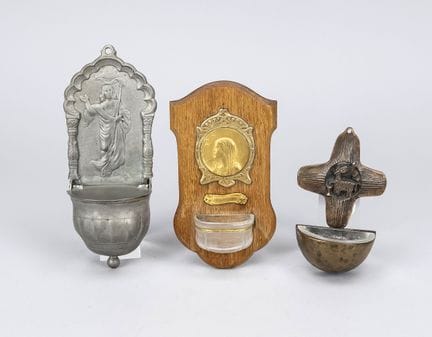 3 bénitiers, 1re et 2e moitiés du XXe siècle, 1 en
