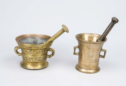 2 mortiers avec pilon, XIXe/XXe siècles. Laiton/br