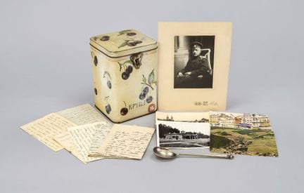 Lot composé de cuillères en argent, de lettres et 