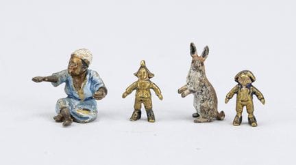 Ensemble de quatre très petites sculptures viennoi