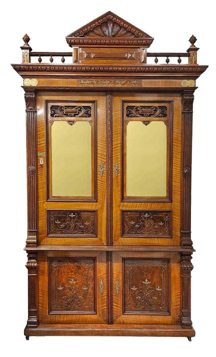 Grande armoire à musique avec fente à pièces, vers