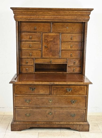 立式书桌，1940年前后风格的古董家具，胡桃木贴面，5抽屉式主体，带边框的贴面板，平直书写台面后方设