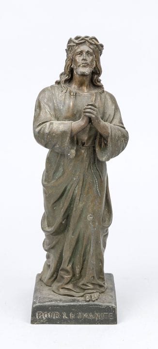 Le Christ couronné d'épines, en prière, les mains 