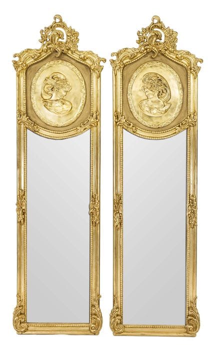 Par de grandes espejos de pared de estilo antiguo,