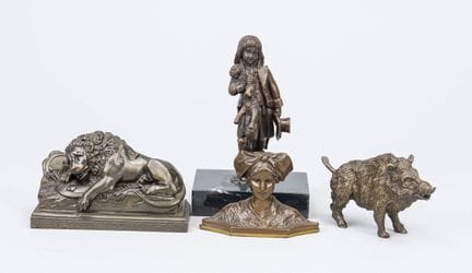 Ensemble de quatre petites figurines datant de 190