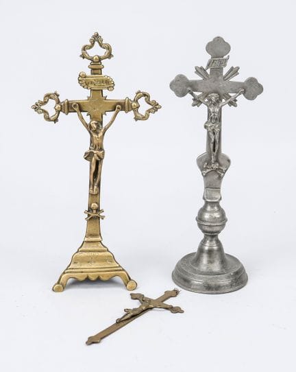3 crucifix, XVIIIe/XIXe siècles. 1 petite croix à 