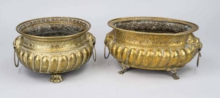 2 cache-pots, fin du XIXe siècle, laiton. 1 rond e