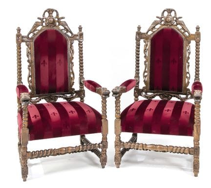 Paire de fauteuils à accoudoirs de style historici