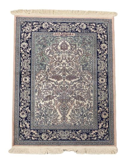 Tapis, soie, XXe siècle, signé, légères traces d'u