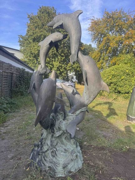 Très grande statue de jardin représentant 7 dauphi