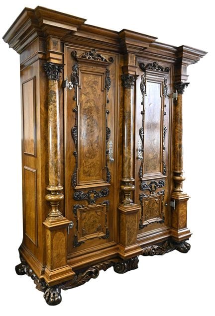 Magnifique armoire baroque, XVIIIe siècle, noyer, 