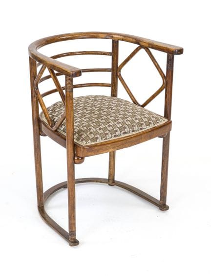 带扶手椅，咖啡馆家具，约瑟夫·霍夫曼于1907年为维也纳“蝙蝠”夜总会设计，胡桃木色山毛榉木，74 