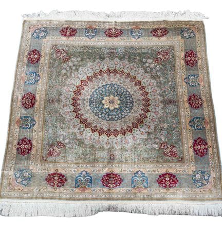 Tapis, soie, XXe siècle, médaillon central orné de