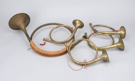 5 cors de chasse, XIXe/XXe siècles, laiton, restau