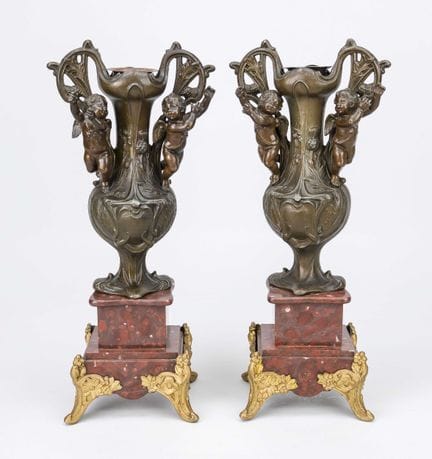 Paire de chandeliers, XXe siècle, métal coulé bron