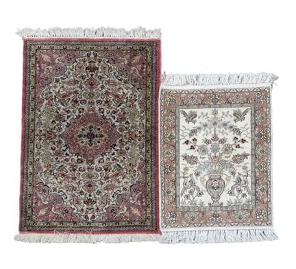 2 petits tapis, soie, XXe siècle, traces d'usure m