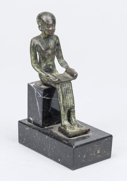 Imhotep assis, d'après un modèle égyptien de la pé