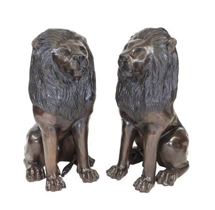 Paire d'imposants lions assis servant de gardiens 